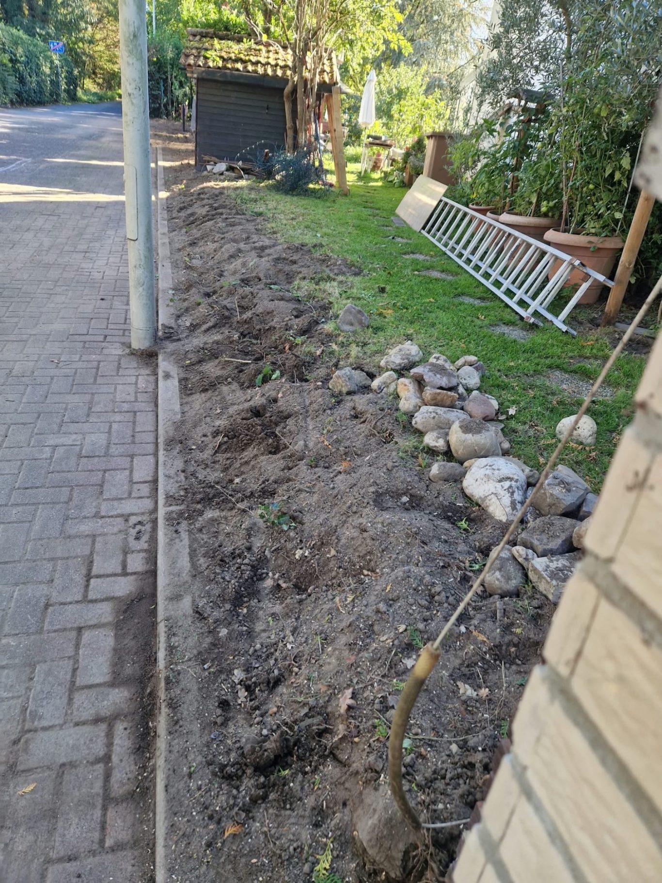 Vorher: Zaunbau - Grundstücksgrenze vor dem Zaunbau in Langenfeld Vorher: Zaunbau - Grundstücksgrenze vor dem Zaunbau in Langenfeld