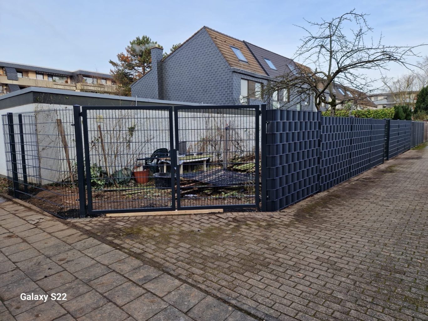 Zaunbau Langenfeld – Doppelstabmattenzaun mit Toranlage Anthrazitfarbenes Doppelstabmattentor und Zaunbau mit Sichtschutz an einem Wohngrundstück in Langenfeld.