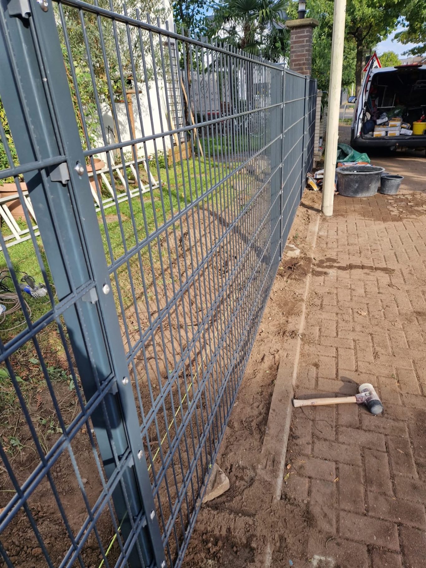Nachher: Zaunbau - Zaunmontage in Langenfeld: Doppelstabmattenzaun am Gehweg Nachher: Zaunbau - Zaunmontage in Langenfeld: Doppelstabmattenzaun am Gehweg
